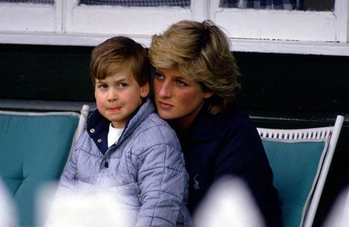 威廉和凯特在泰姬陵落泪视频,威廉怀念凯特年轻时