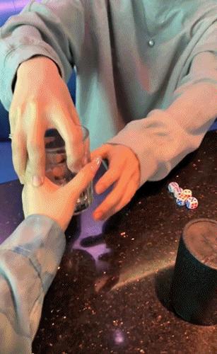 顶腮、挑眉、摸鼻子…全网美女都在模仿“普信男”，细节太到位！