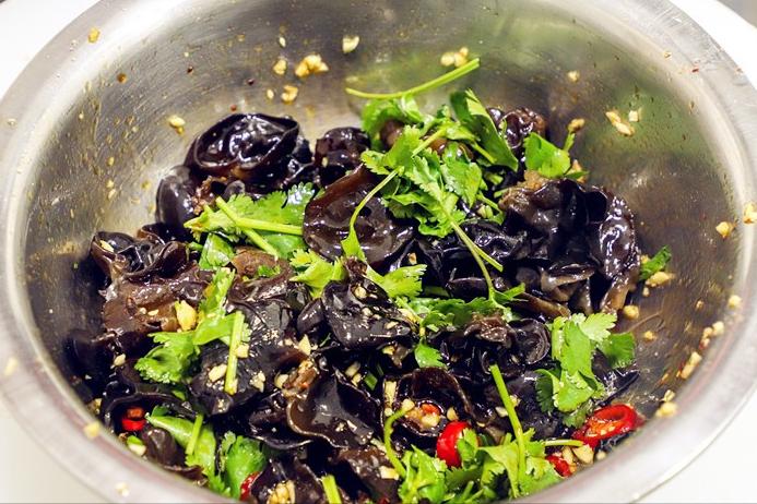 建议中老年人少吃苦瓜和西瓜,建议中老年人三伏天少吃苦瓜