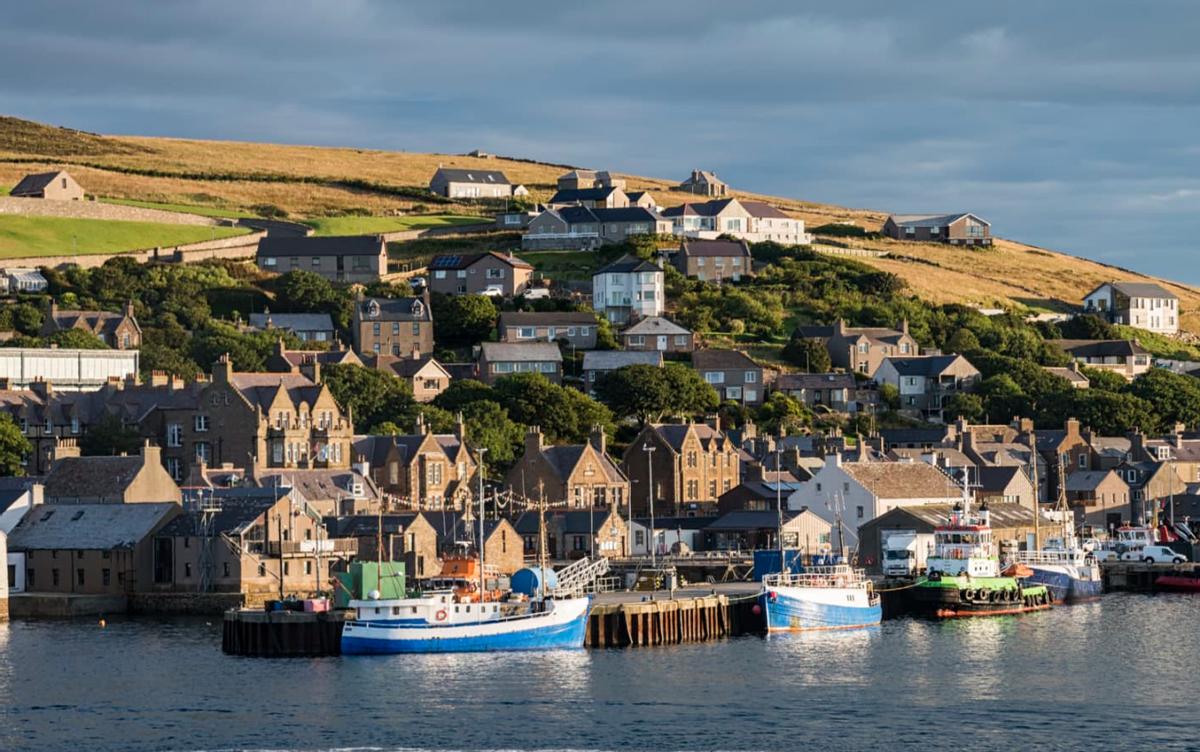 苏纳克的麻烦大了，芯片产业被美国挖墙脚，旅游胜地又想“脱英”