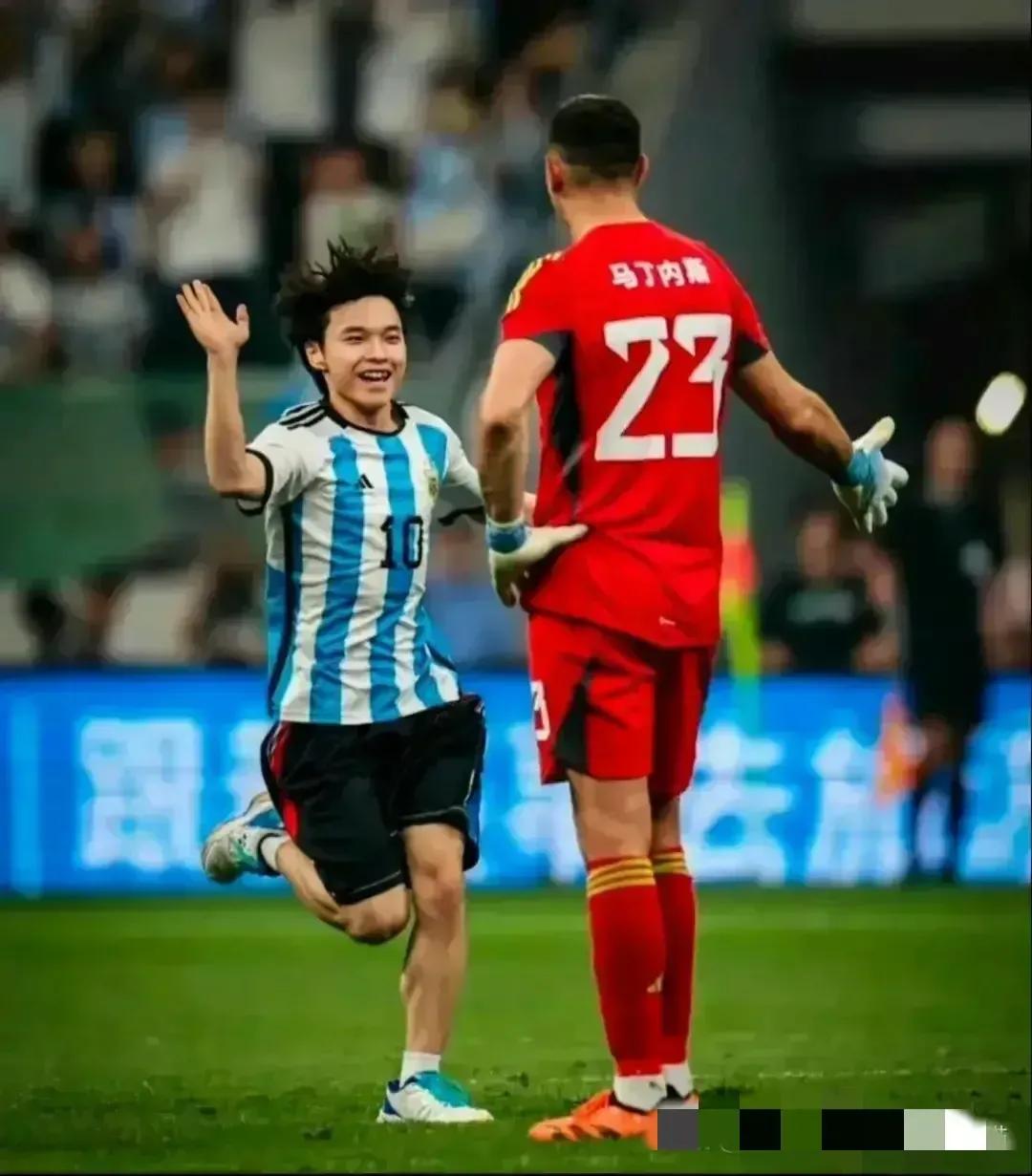 中国小伙合影梅西,中国少年拥抱梅西