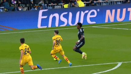 致敬C罗?维尼修斯国家德比禁区跳水,巴萨球员疯狂嘲讽