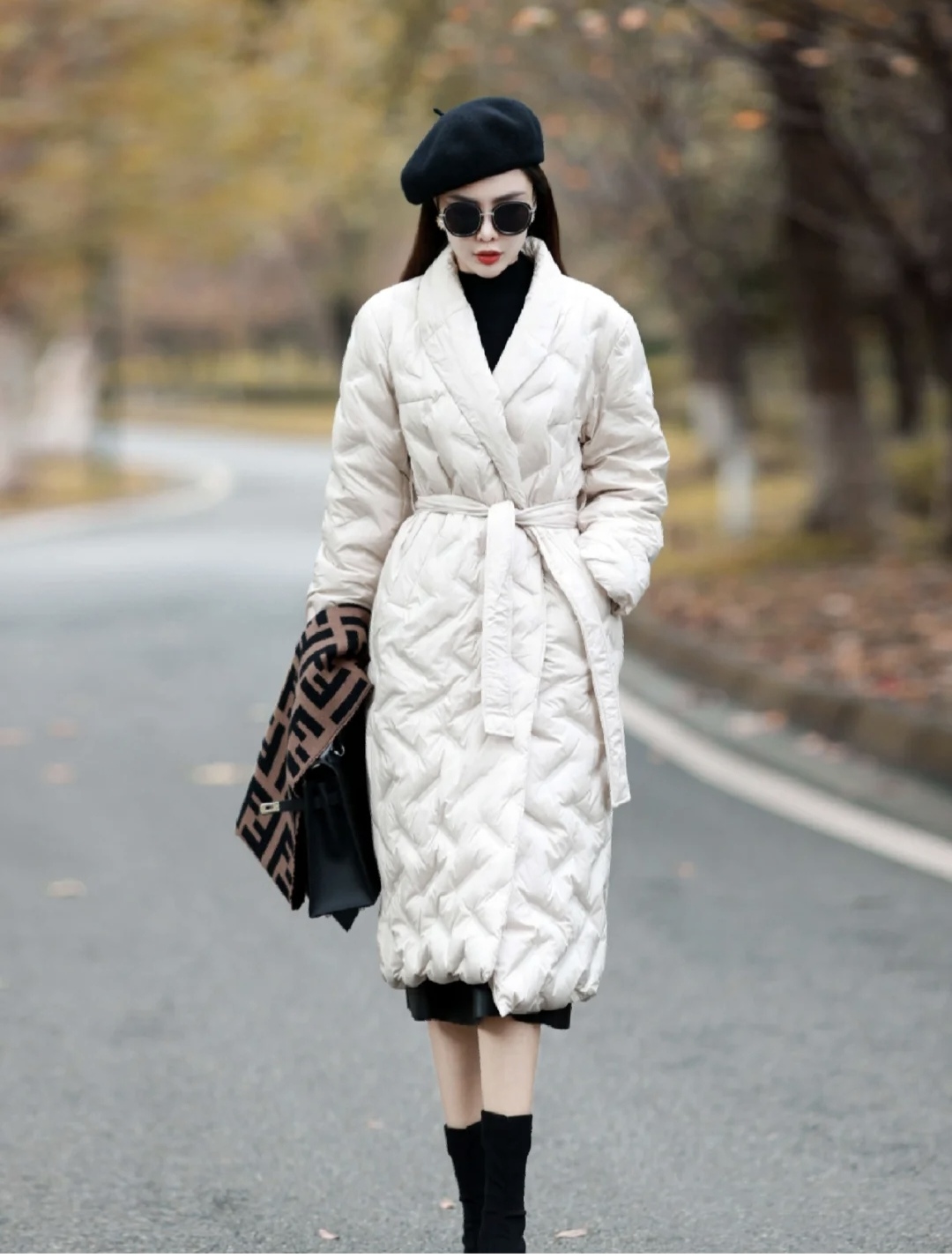 中款羽绒服配裤子好还是裙子好,羽绒服配裙子怎么搭配好看