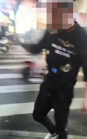 男子在电瓶车上发现一条小青蛇,男子凌晨玩蛇被人咬