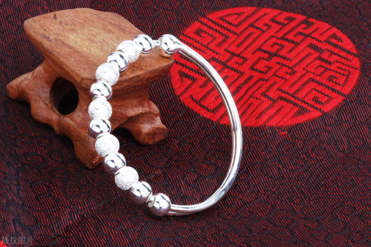 戴银手镯到底能不能吸收身体毒素,身体有问题银手镯会变黑吗