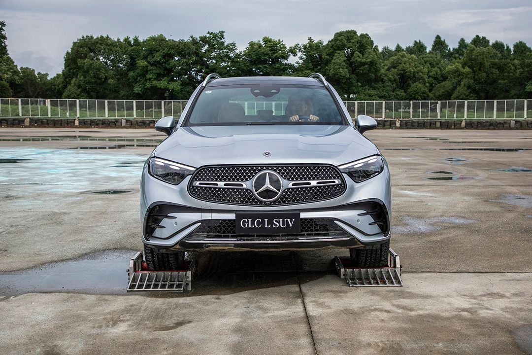 新款奔驰glc轿跑夜晚试驾,全新换代奔驰glc试驾