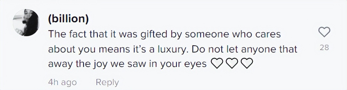 女孩子晒爸爸送的80元的包,女生晒父亲买的包