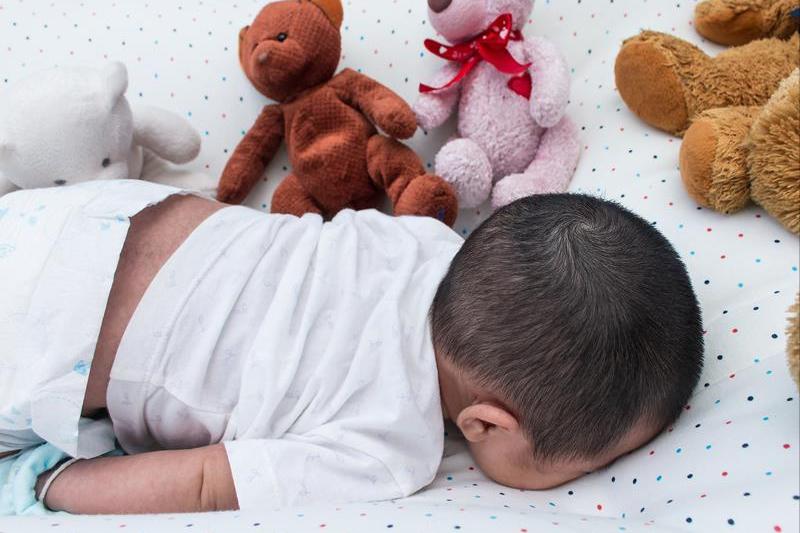 宝宝晚上睡觉倒睡怎么调整,8种错误睡姿宝宝越睡越迟钝