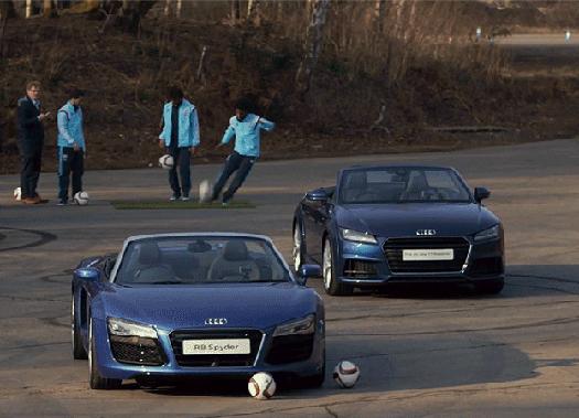 80张神奇偶然瞬间，环形闪电，海蛇和最毒石斑鱼互咬，骑骆驼拍照