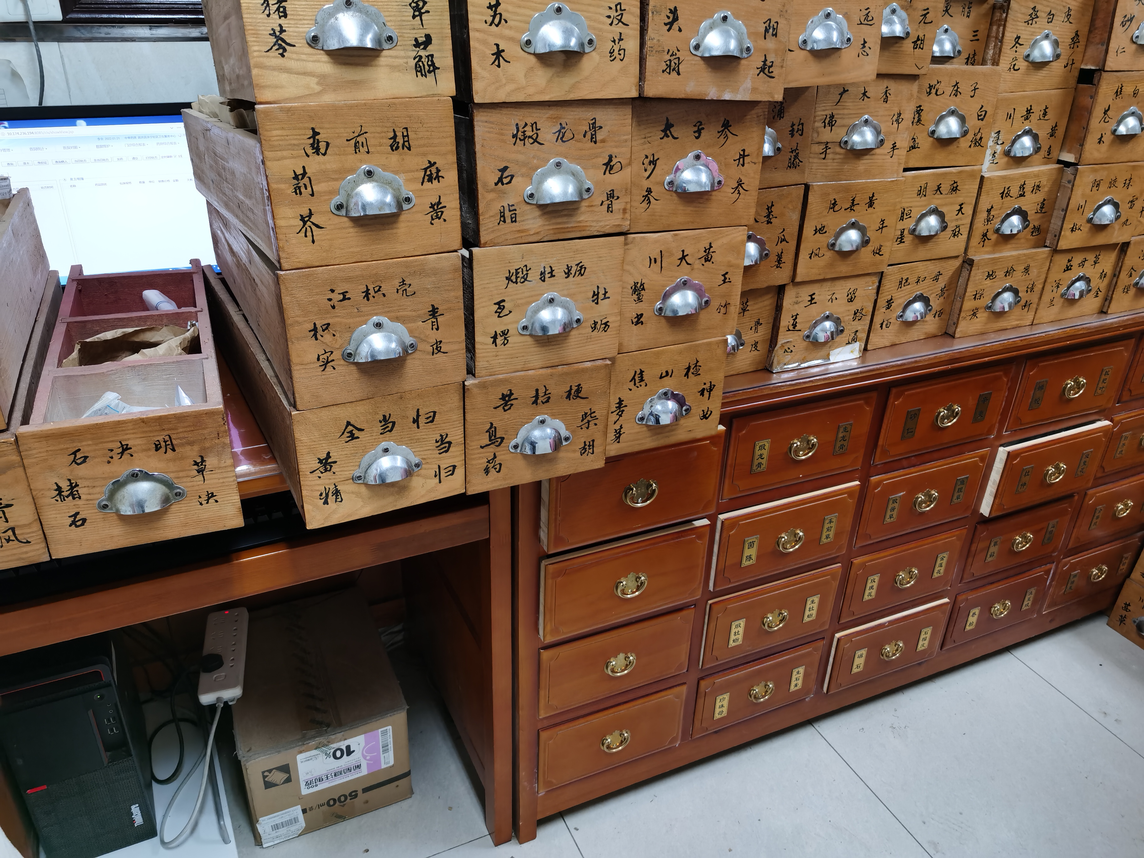 柜子里有中药味怎么办,新中药柜气味重担心吗