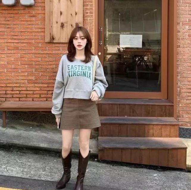 春天穿搭女2022高级感卫衣,卫衣配什么裙子好看春天