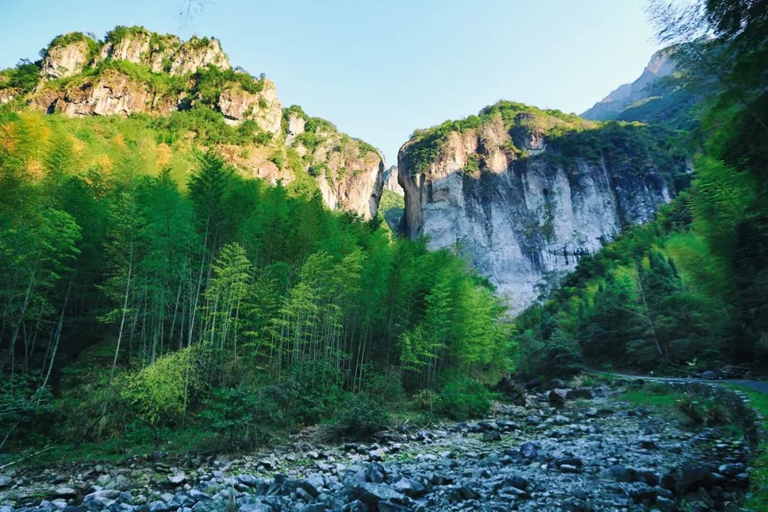 炎炎夏日享受山间的一丝清凉,山间小溪清凉一夏