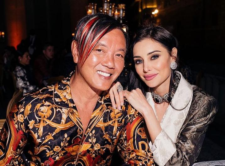 亿万富豪洪永时出席活动，4婚妻子穿短裙秀长腿，结婚10年仍恩爱