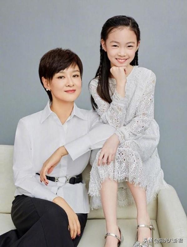 十年前汶川主持人落泪,2008年汶川大地震李小萌实地采访