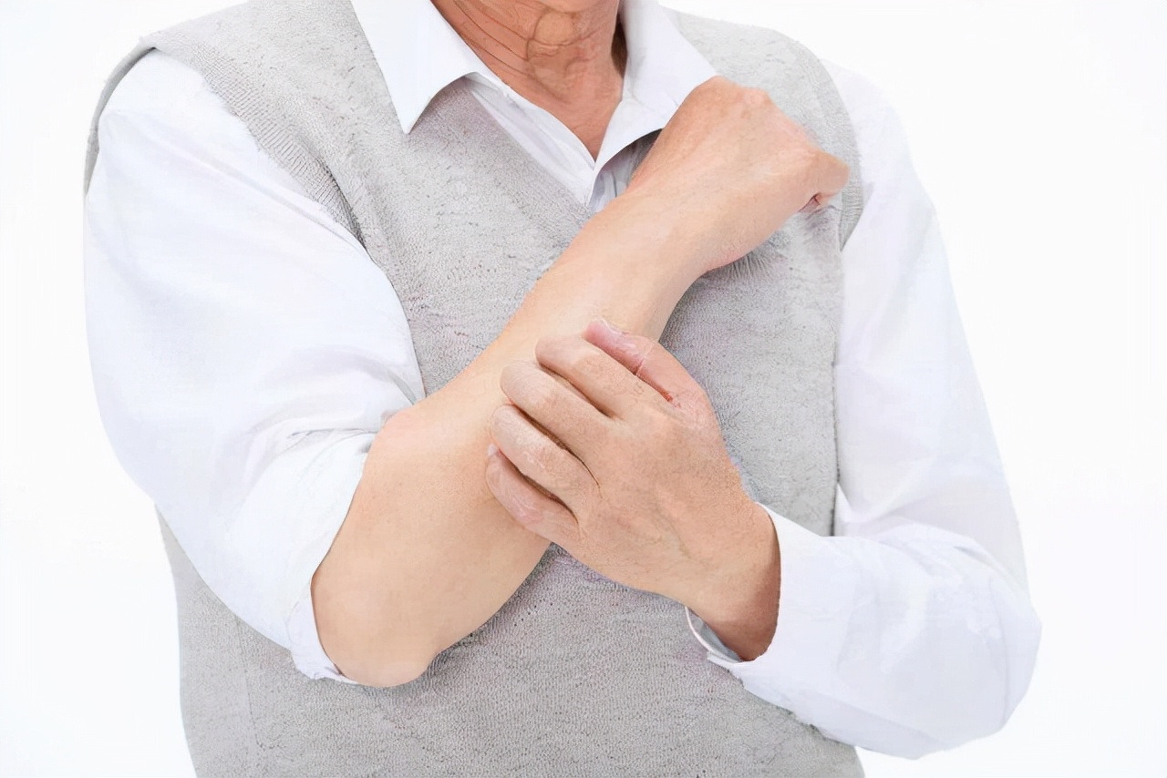 男子酒后胳膊疼，进院检查心电图没有异常，心内科主任：快抢救