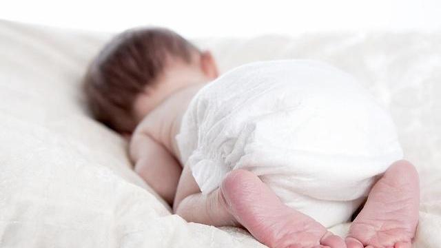 爸爸给娃买的纸尿裤,爸爸给女儿测试防晒霜