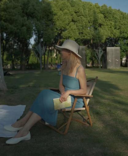 62岁奶奶不穿老人装,51岁不染发的奶奶