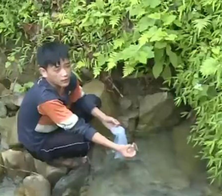 父母双亡孩子捡垃圾考上清华大学,13岁男孩父母双亡考上北大纪录片