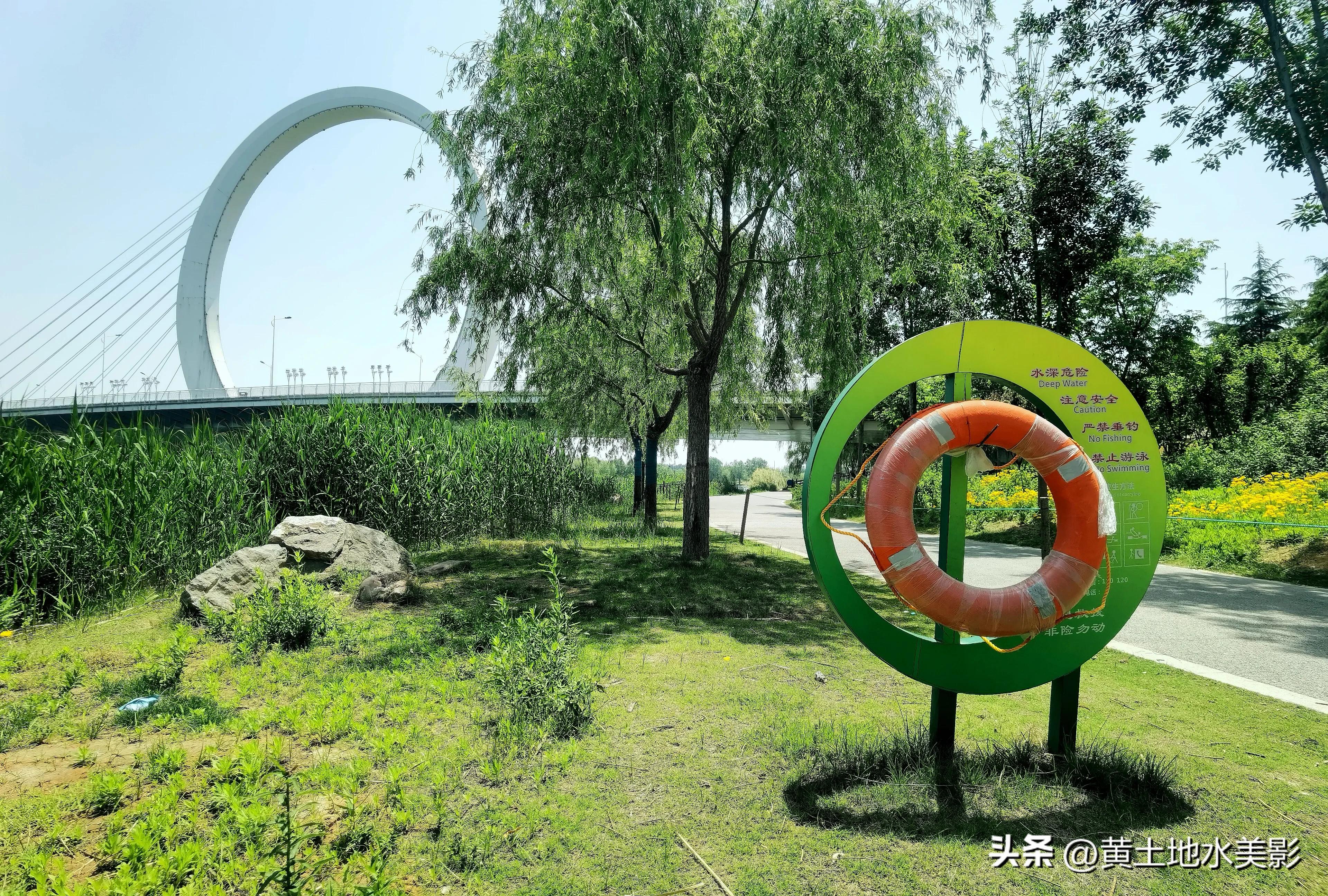 在郑州绕着蝶湖看风光，一枚大戒指吸睛八方客，它究竟有多美？