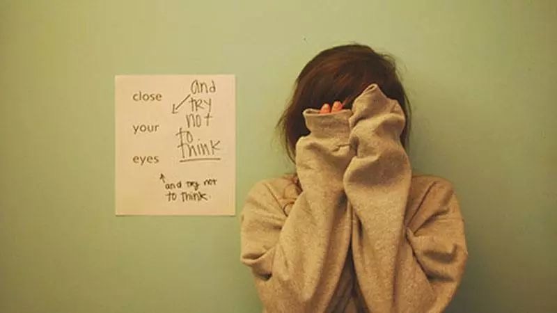 看见熟人就想绕道走是什么心理,怕见熟人社交恐惧心理学