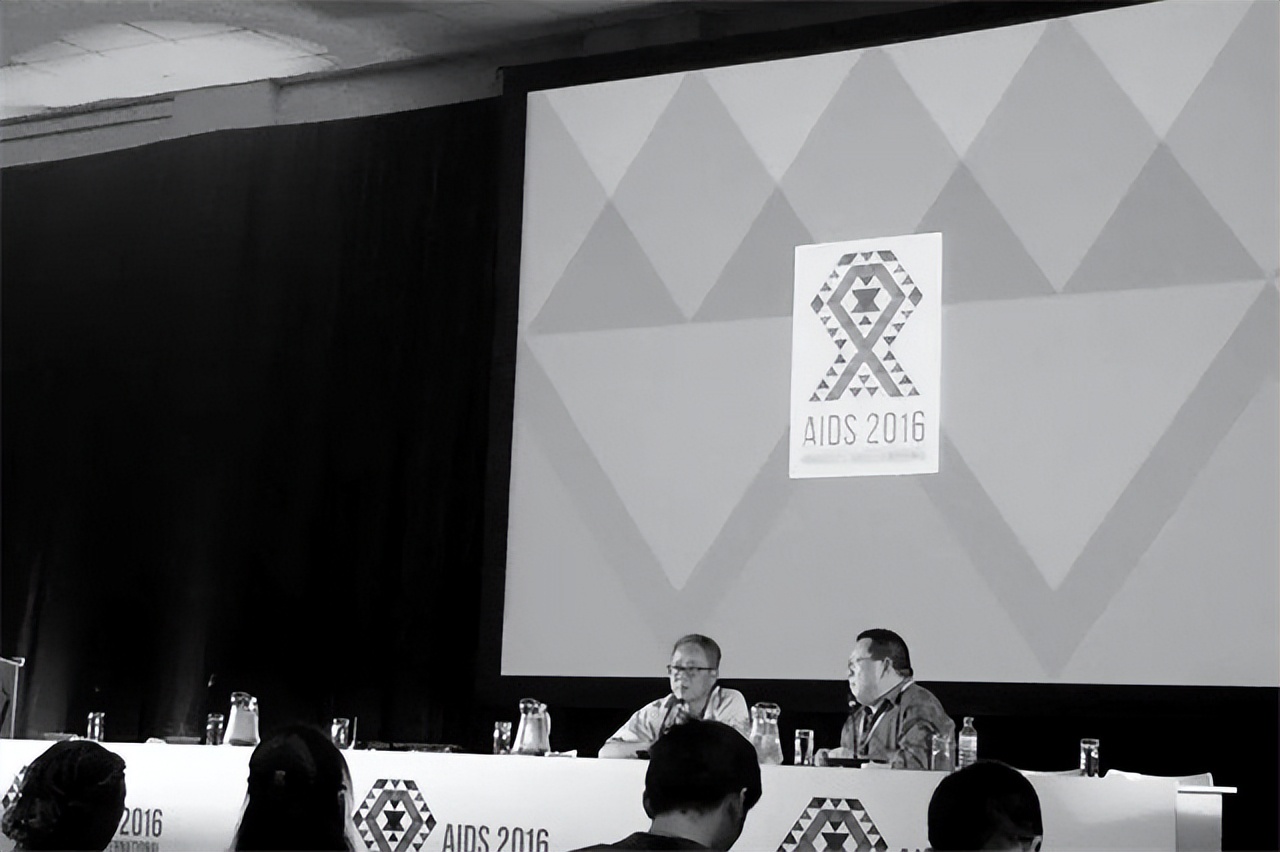 60岁，他大概是中国存活最久的艾滋病人，带着自己遗像活了十几年