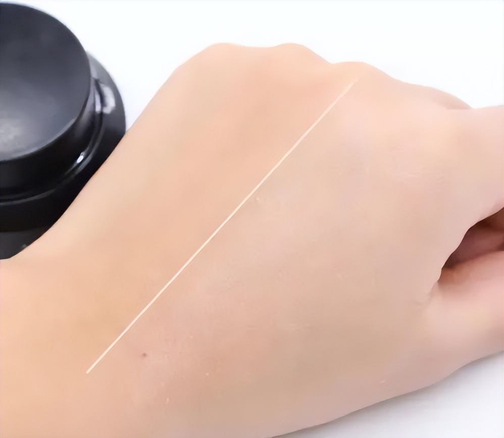 涂完粉底液鼻子上有白点,上完粉底液之后为什么鼻子有白点