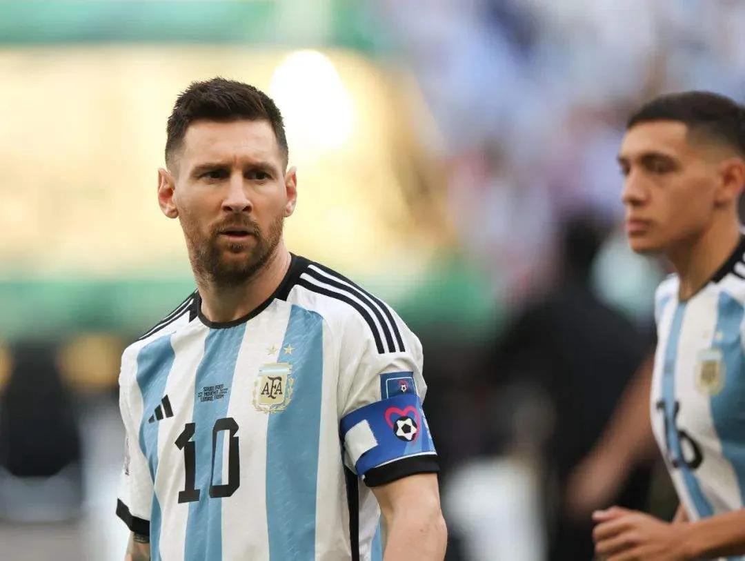 梅西踩到墨西哥国旗,梅西踩球衣是真的吗