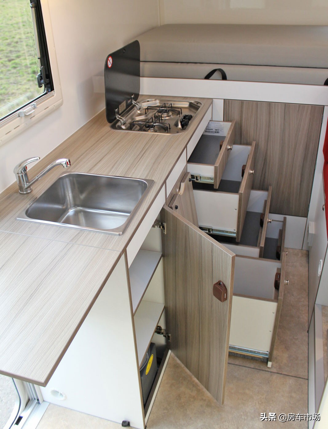 定制版6.6米大额头奔驰房车,雪地奔驰重型越野房车