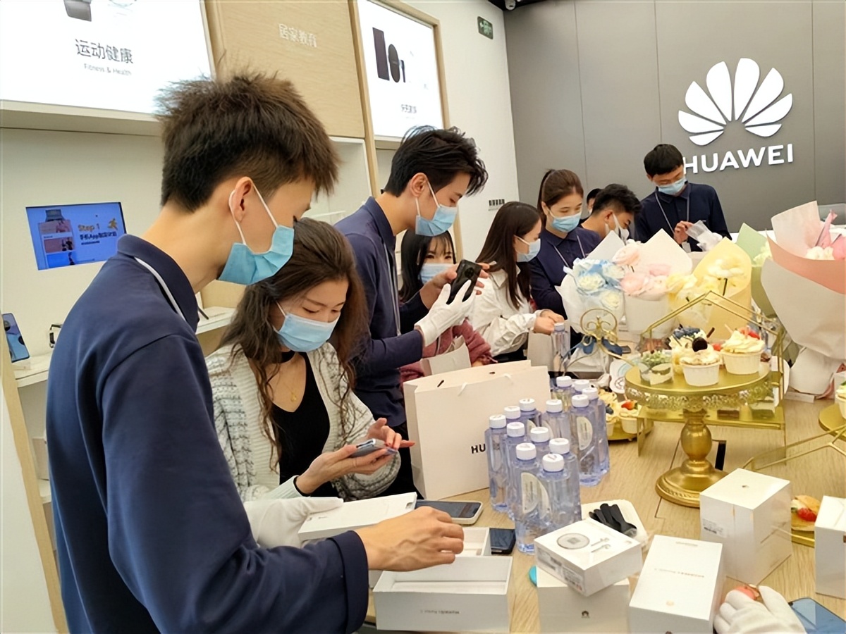 华为折叠屏手机pockets后摄自拍,华为折叠手机pockets绿屏幕