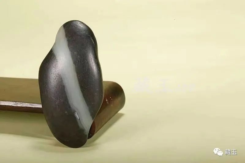 最贵的玉摊位,几百块钱的青花籽料