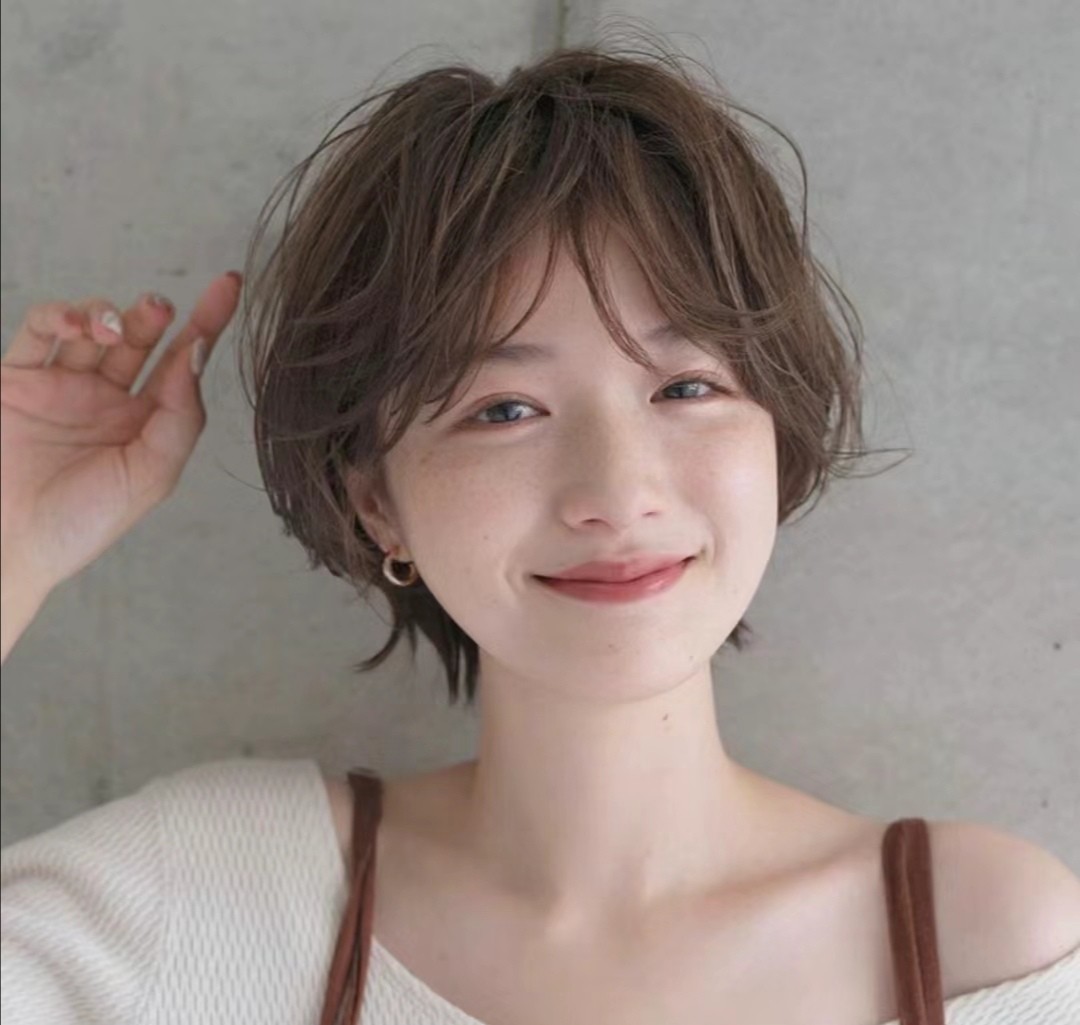 瓜子脸适合的发型短发干练利落,精干利落的女款短发不遮眼发型