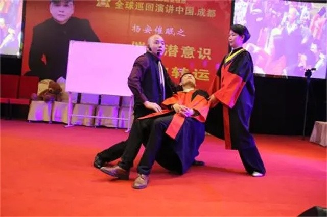 国产催眠大师1秒钟催眠主持人,国外催眠师街头3秒点穴催眠