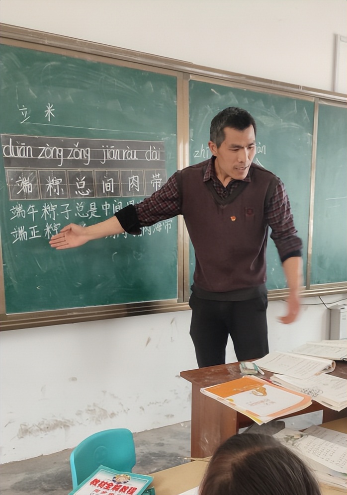 80后“校长爷爷”张鹏程放弃高薪，垫14万修学校，他图啥？