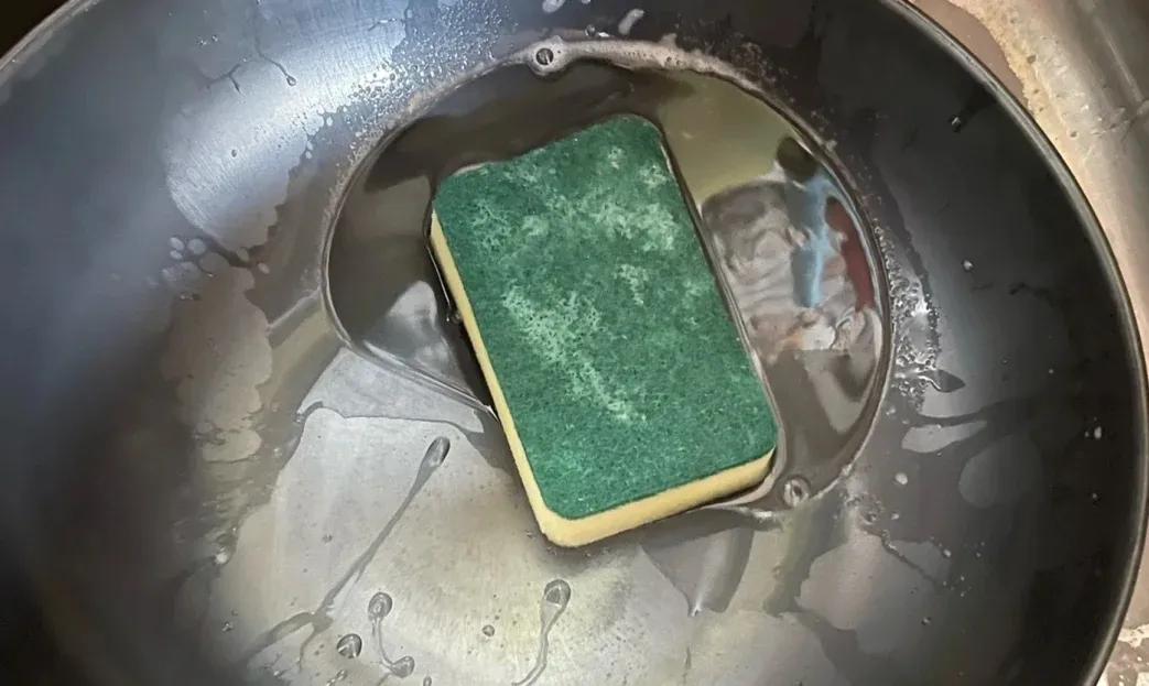 新买的铁锅咋开锅不生锈,新买的铁锅切记别直接开锅