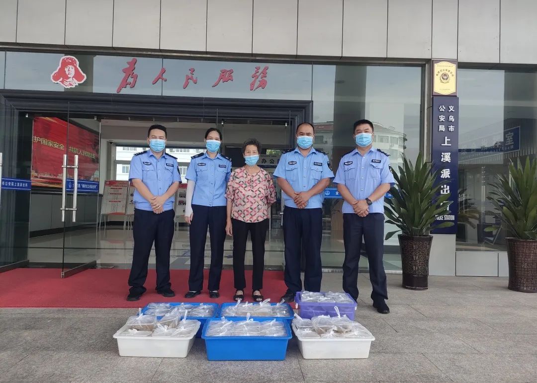 疫情当前警察不退坚守战疫一线,疫情不退警察不退用行动守护群众