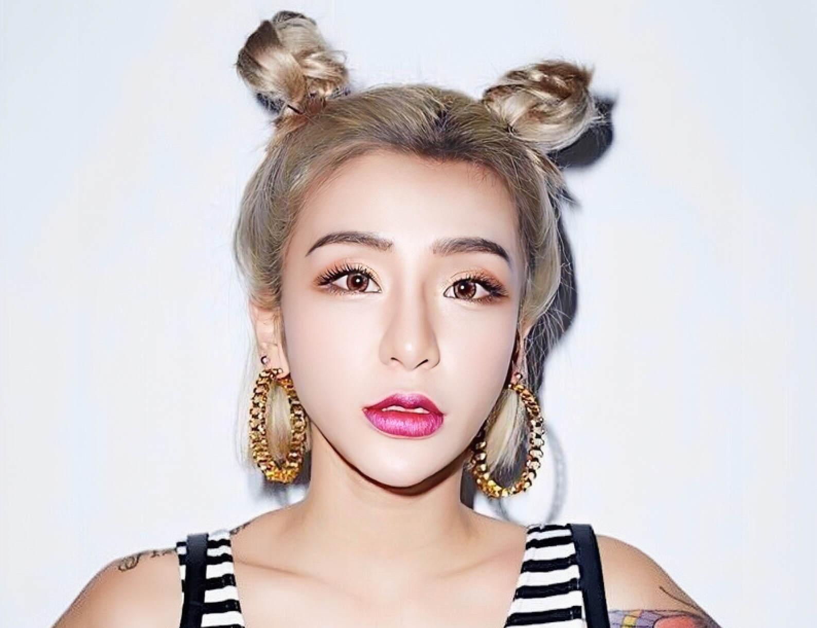 台湾知名女星不雅视频流出，前男友竖中指否认，遭网友炮轰没礼貌