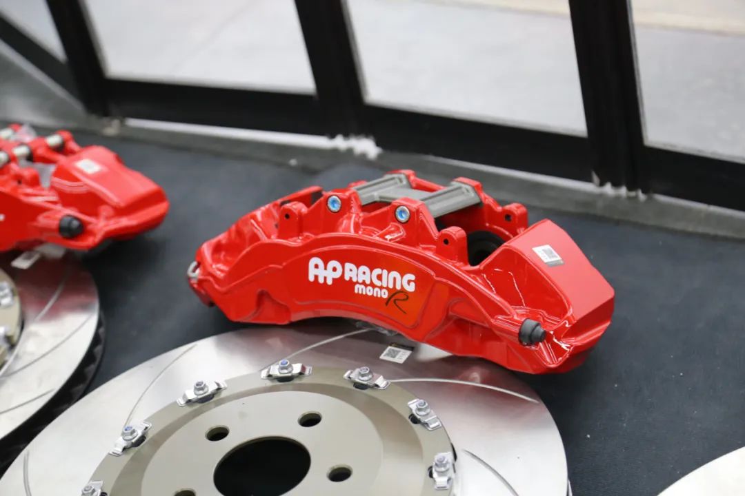 宝马x5拆刹车盘视频,宝马x5红色卡钳和蓝色卡钳的区别