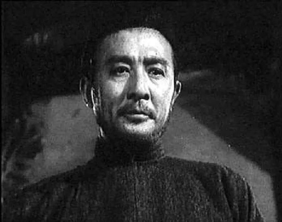 *共中**特工被关押14年，越狱逃几千里回家，妻子不认识问：你是谁？