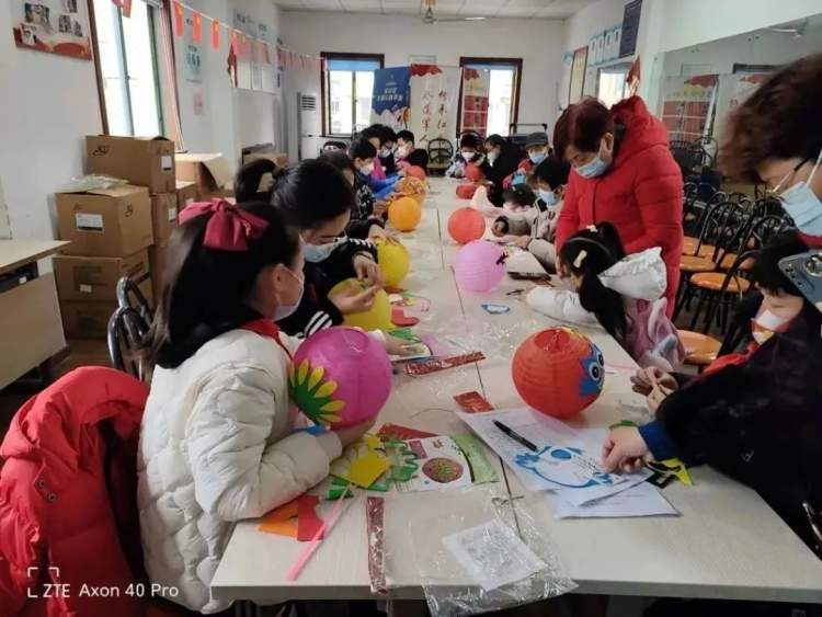 猜灯谜赢花灯趣味闹元宵,元宵节当然少不了做花灯猜灯谜