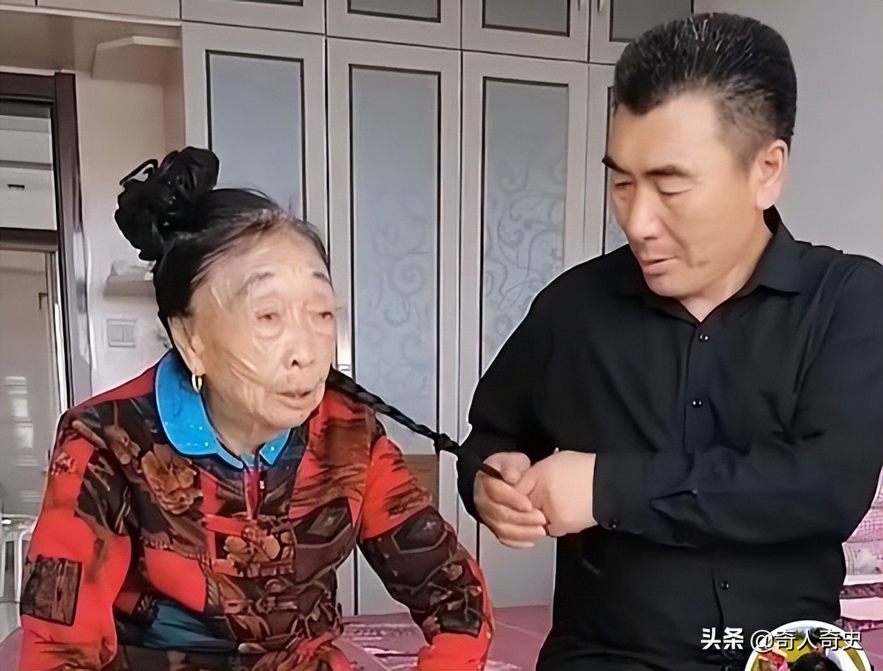 90后娶60岁老太太真实事件,25岁小伙不顾反对娶60岁大妈