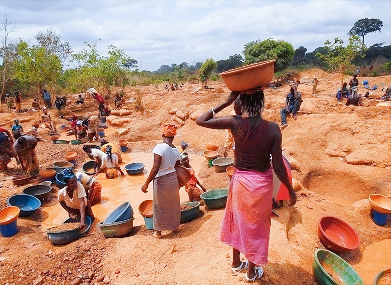 广西“上林帮”非洲淘金记：为钱殊死搏斗，常备200克金子保命