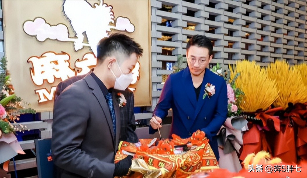 张兰带团队逛三里屯服装店，10万以下随便挑，还请吃麻六记