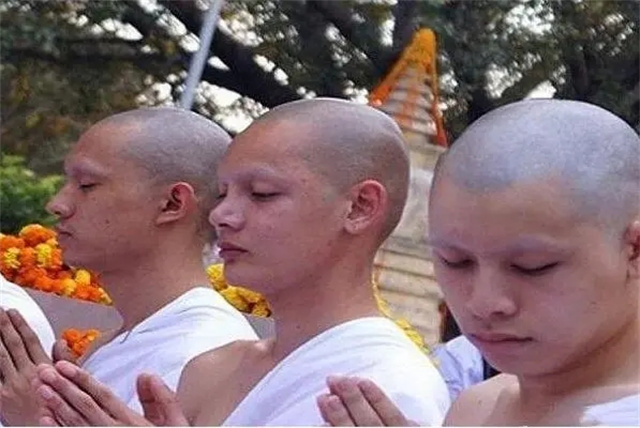 泰国最美人妖王后恢复男儿身,泰国最美人妖皇后恢复男儿身