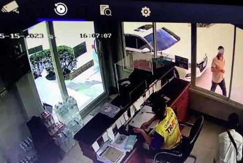 泰国*春买**嫌服务差，中国富商被乱刀砍死