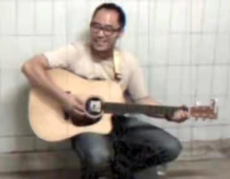 昔日爆红组合街头卖唱,曾经红极一时现在却卖唱的歌手