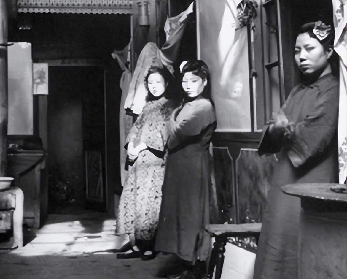 国民*党**政府靠罚款打击娼妓，怎料罚金还没小费多