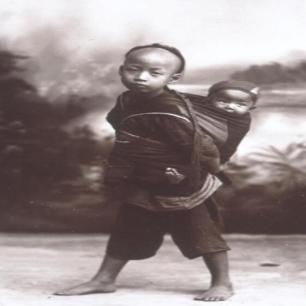 *光脱**犹太人女人衣服，集体*杀屠**，老照片再现变态的纳粹德国！