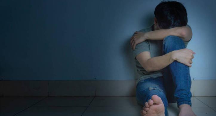 18岁男生被驾校女生教练猥亵,下半身被咬出血:那个女人就像疯狗