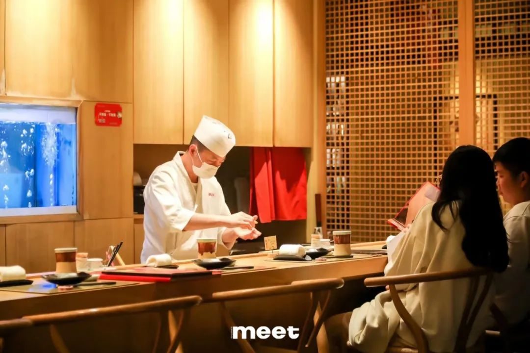 新年逛市场买衣服,买新衣购年货新春佳节味渐浓