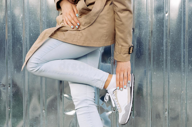 梦见自己左右脚穿鞋不一样,左右脚看起来不一样